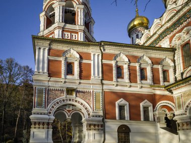 Bulgaristan 'ın Stara Zagora bölgesindeki Shipka kasabasındaki Rus kilisesi olarak bilinen Shipka Manastırı' nın sonbahar manzarası
