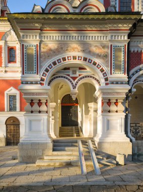 Bulgaristan 'ın Stara Zagora bölgesindeki Shipka kasabasındaki Rus kilisesi olarak bilinen Shipka Manastırı' nın sonbahar manzarası