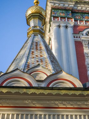 Bulgaristan 'ın Stara Zagora bölgesindeki Shipka kasabasındaki Rus kilisesi olarak bilinen Shipka Manastırı' nın sonbahar manzarası