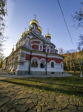 Bulgaristan 'ın Stara Zagora bölgesindeki Shipka kasabasındaki Rus kilisesi olarak bilinen Shipka Manastırı' nın sonbahar manzarası