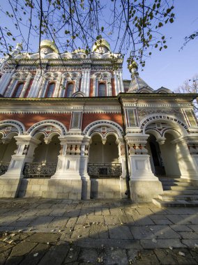 Bulgaristan 'ın Stara Zagora bölgesindeki Shipka kasabasındaki Rus kilisesi olarak bilinen Shipka Manastırı' nın sonbahar manzarası