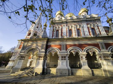Bulgaristan 'ın Stara Zagora bölgesindeki Shipka kasabasındaki Rus kilisesi olarak bilinen Shipka Manastırı' nın sonbahar manzarası