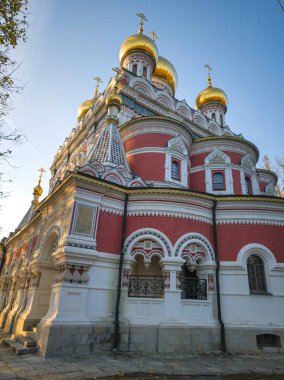 Bulgaristan 'ın Stara Zagora bölgesindeki Shipka kasabasındaki Rus kilisesi olarak bilinen Shipka Manastırı' nın sonbahar manzarası