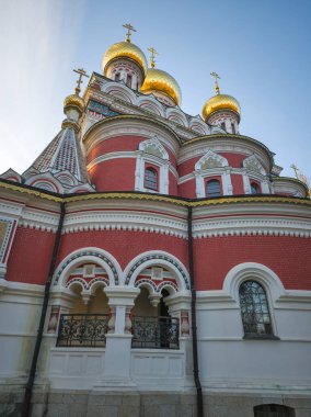 Bulgaristan 'ın Stara Zagora bölgesindeki Shipka kasabasındaki Rus kilisesi olarak bilinen Shipka Manastırı' nın sonbahar manzarası