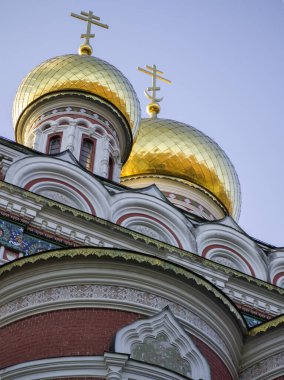 Bulgaristan 'ın Stara Zagora bölgesindeki Shipka kasabasındaki Rus kilisesi olarak bilinen Shipka Manastırı' nın sonbahar manzarası