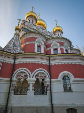 Bulgaristan 'ın Stara Zagora bölgesindeki Shipka kasabasındaki Rus kilisesi olarak bilinen Shipka Manastırı' nın sonbahar manzarası