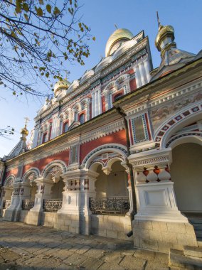 Bulgaristan 'ın Stara Zagora bölgesindeki Shipka kasabasındaki Rus kilisesi olarak bilinen Shipka Manastırı' nın sonbahar manzarası