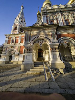 Bulgaristan 'ın Stara Zagora bölgesindeki Shipka kasabasındaki Rus kilisesi olarak bilinen Shipka Manastırı' nın sonbahar manzarası