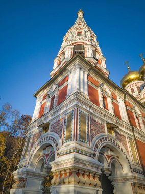 Bulgaristan 'ın Stara Zagora bölgesindeki Shipka kasabasındaki Rus kilisesi olarak bilinen Shipka Manastırı' nın sonbahar manzarası