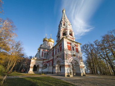 Bulgaristan 'ın Stara Zagora bölgesindeki Shipka kasabasındaki Rus kilisesi olarak bilinen Shipka Manastırı' nın sonbahar manzarası