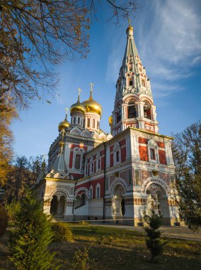 Bulgaristan 'ın Stara Zagora bölgesindeki Shipka kasabasındaki Rus kilisesi olarak bilinen Shipka Manastırı' nın sonbahar manzarası
