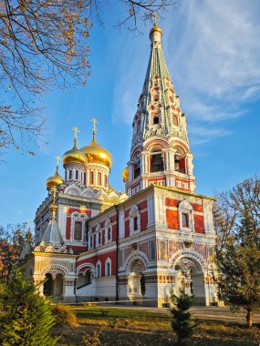 Bulgaristan 'ın Stara Zagora bölgesindeki Shipka kasabasındaki Rus kilisesi olarak bilinen Shipka Manastırı' nın sonbahar manzarası