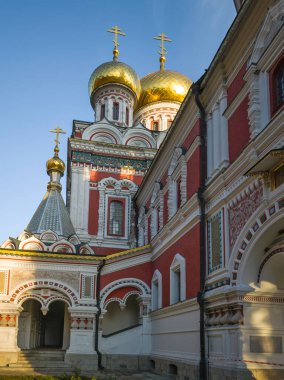 Bulgaristan 'ın Stara Zagora bölgesindeki Shipka kasabasındaki Rus kilisesi olarak bilinen Shipka Manastırı' nın sonbahar manzarası