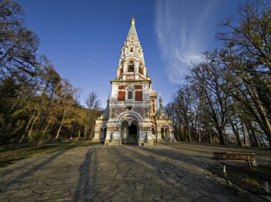 Bulgaristan 'ın Stara Zagora bölgesindeki Shipka kasabasındaki Rus kilisesi olarak bilinen Shipka Manastırı' nın sonbahar manzarası