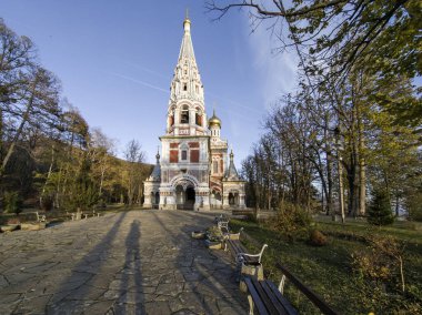 Bulgaristan 'ın Stara Zagora bölgesindeki Shipka kasabasındaki Rus kilisesi olarak bilinen Shipka Manastırı' nın sonbahar manzarası