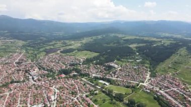 Bulgaristan 'ın Pazardzhik bölgesinin tarihi Strelcha kentinin Aerial Spring manzarası