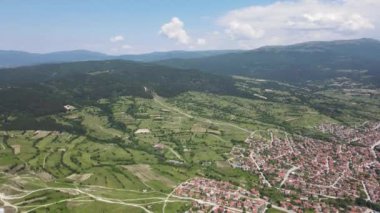 Bulgaristan 'ın Pazardzhik bölgesinin tarihi Strelcha kentinin Aerial Spring manzarası