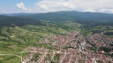 Bulgaristan 'ın Pazardzhik bölgesinin tarihi Strelcha kentinin Aerial Spring manzarası