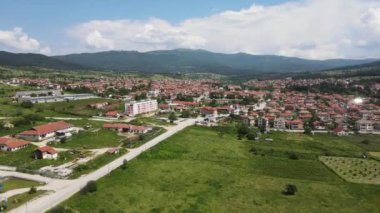 Bulgaristan 'ın Pazardzhik bölgesinin tarihi Strelcha kentinin Aerial Spring manzarası