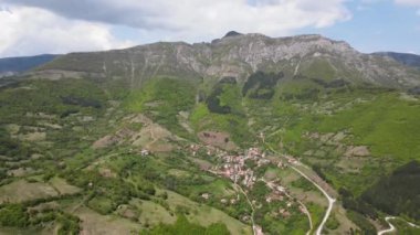 Ochindol, Vratsa bölgesi, Balkan Dağları, Bulgaristan yakınlarındaki Iskar Nehri Boğazı 'nın hava manzarası