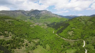 Ochindol, Vratsa bölgesi, Balkan Dağları, Bulgaristan yakınlarındaki Iskar Nehri Boğazı 'nın hava manzarası