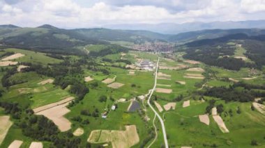 Bulgaristan 'ın Sofya Bölgesi Koprivshtitsa kasabası yakınlarındaki Sredna Gora Dağı' nın hava manzarası