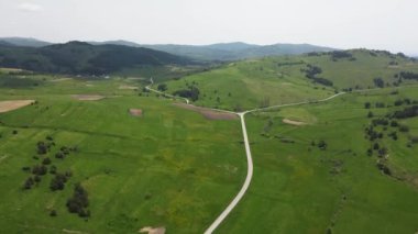 Bulgaristan 'ın Sofya Bölgesi Koprivshtitsa kasabası yakınlarındaki Sredna Gora Dağı' nın hava manzarası