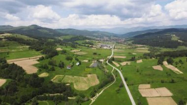 Bulgaristan 'ın Sofya Bölgesi Koprivshtitsa kasabası yakınlarındaki Sredna Gora Dağı' nın hava manzarası