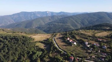 Bulgaristan 'ın Filibe Bölgesi, Otantik ondokuzuncu yüzyıl evleriyle Yavrovo köyünün hava manzarası