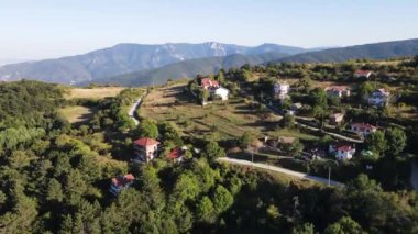 Bulgaristan 'ın Filibe Bölgesi, Otantik ondokuzuncu yüzyıl evleriyle Yavrovo köyünün hava manzarası