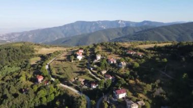 Bulgaristan 'ın Filibe Bölgesi, Otantik ondokuzuncu yüzyıl evleriyle Yavrovo köyünün hava manzarası