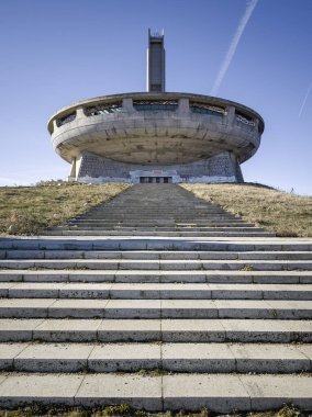 BUZLUDZHA, BULGARIA - 19 Kasım 2024: Bulgaristan 'ın Buzludzha Tepesi' ndeki Terk Edilmiş Bulgar Komünist Partisi Anıt Evi, Stara Zagora bölgesi, Bulgaristan