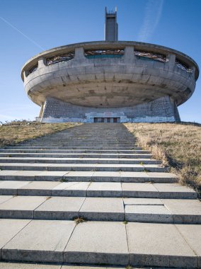 BUZLUDZHA, BULGARIA - 19 Kasım 2024: Bulgaristan 'ın Buzludzha Tepesi' ndeki Terk Edilmiş Bulgar Komünist Partisi Anıt Evi, Stara Zagora bölgesi, Bulgaristan