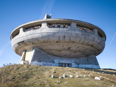 BUZLUDZHA, BULGARIA - 19 Kasım 2024: Bulgaristan 'ın Buzludzha Tepesi' ndeki Terk Edilmiş Bulgar Komünist Partisi Anıt Evi, Stara Zagora bölgesi, Bulgaristan