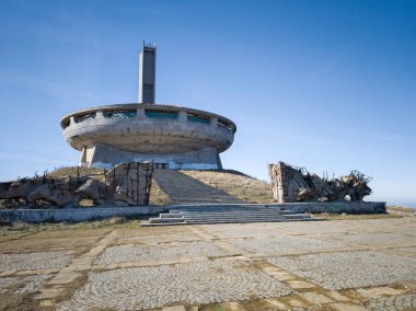 BUZLUDZHA, BULGARIA - 19 Kasım 2024: Bulgaristan 'ın Buzludzha Tepesi' ndeki Terk Edilmiş Bulgar Komünist Partisi Anıt Evi, Stara Zagora bölgesi, Bulgaristan