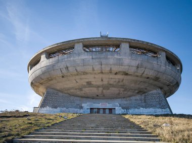 BUZLUDZHA, BULGARIA - 19 Kasım 2024: Bulgaristan 'ın Buzludzha Tepesi' ndeki Terk Edilmiş Bulgar Komünist Partisi Anıt Evi, Stara Zagora bölgesi, Bulgaristan
