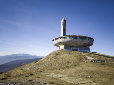 BUZLUDZHA, BULGARIA - 19 Kasım 2024: Bulgaristan 'ın Buzludzha Tepesi' ndeki Terk Edilmiş Bulgar Komünist Partisi Anıt Evi, Stara Zagora bölgesi, Bulgaristan