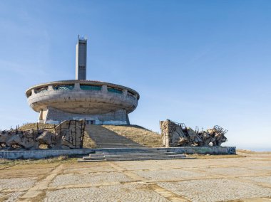 BUZLUDZHA, BULGARIA - 19 Kasım 2024: Bulgaristan 'ın Buzludzha Tepesi' ndeki Terk Edilmiş Bulgar Komünist Partisi Anıt Evi, Stara Zagora bölgesi, Bulgaristan