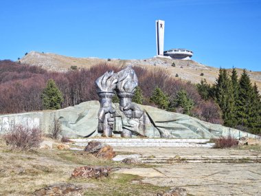 BUZLUDZHA, BULGARIA - 19 Kasım 2024: Bulgaristan 'ın Buzludzha Tepesi' ndeki Terk Edilmiş Bulgar Komünist Partisi Anıt Evi, Stara Zagora bölgesi, Bulgaristan