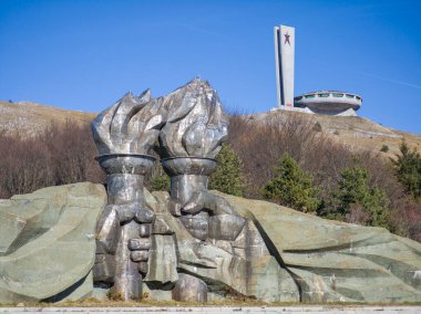BUZLUDZHA, BULGARIA - 19 Kasım 2024: Bulgaristan 'ın Buzludzha Tepesi' ndeki Terk Edilmiş Bulgar Komünist Partisi Anıt Evi, Stara Zagora bölgesi, Bulgaristan