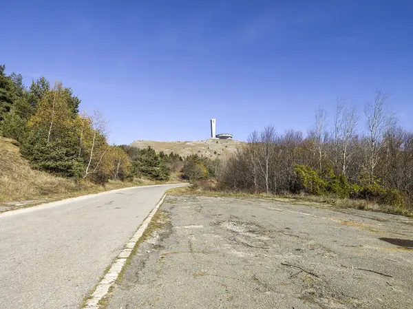 BUZLUDZHA, BULGARIA - 19 Kasım 2024: Bulgaristan 'ın Buzludzha Tepesi' ndeki Terk Edilmiş Bulgar Komünist Partisi Anıt Evi, Stara Zagora bölgesi, Bulgaristan