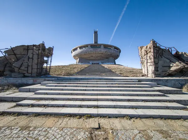 BUZLUDZHA, BULGARIA - 19 Kasım 2024: Bulgaristan 'ın Buzludzha Tepesi' ndeki Terk Edilmiş Bulgar Komünist Partisi Anıt Evi, Stara Zagora bölgesi, Bulgaristan