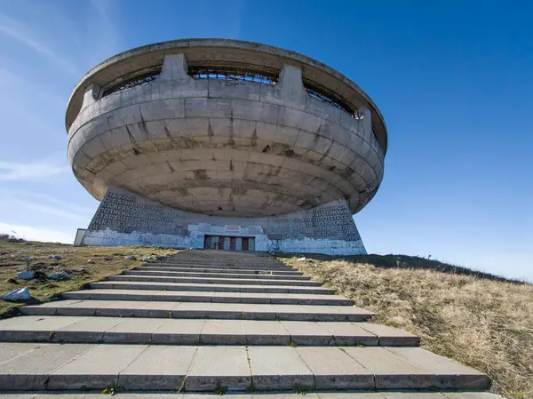 BUZLUDZHA, BULGARIA - 19 Kasım 2024: Bulgaristan 'ın Buzludzha Tepesi' ndeki Terk Edilmiş Bulgar Komünist Partisi Anıt Evi, Stara Zagora bölgesi, Bulgaristan