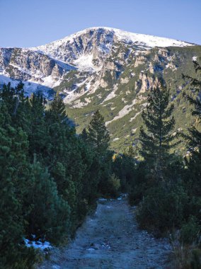 Rila Dağı 'nın Mechit yakınlarındaki muhteşem sonbahar manzarası ve Popova Kapa zirveleri, Bulgaristan