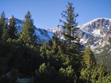 Rila Dağı 'nın Mechit yakınlarındaki muhteşem sonbahar manzarası ve Popova Kapa zirveleri, Bulgaristan