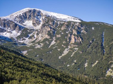 Rila Dağı 'nın Mechit yakınlarındaki muhteşem sonbahar manzarası ve Popova Kapa zirveleri, Bulgaristan