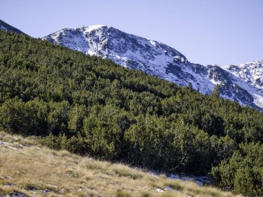 Rila Dağı 'nın Mechit yakınlarındaki muhteşem sonbahar manzarası ve Popova Kapa zirveleri, Bulgaristan