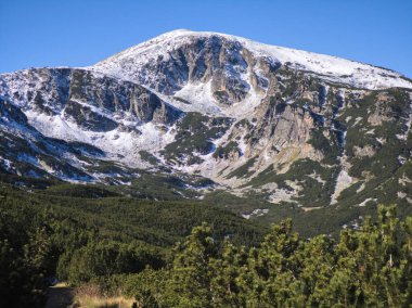 Rila Dağı 'nın Mechit yakınlarındaki muhteşem sonbahar manzarası ve Popova Kapa zirveleri, Bulgaristan
