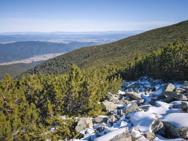 Rila Dağı 'nın Mechit yakınlarındaki muhteşem sonbahar manzarası ve Popova Kapa zirveleri, Bulgaristan