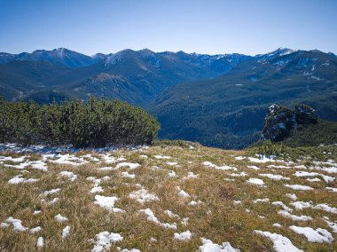 Rila Dağı 'nın Mechit yakınlarındaki muhteşem sonbahar manzarası ve Popova Kapa zirveleri, Bulgaristan